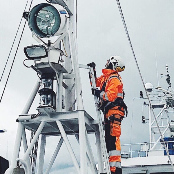 Fallskydd installeras för arbete på hög höjd på Kustbevakningens fartyg