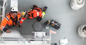 Fallskydd installeras på Kustbevakningens fartyg