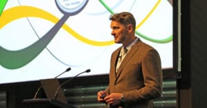 Nigel Craig håller presentation på IRATA konferens