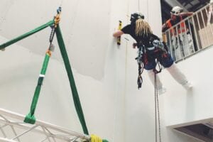 Installation av konstverk på Karolinska sjukhuset genom reparbete och lyftredskap